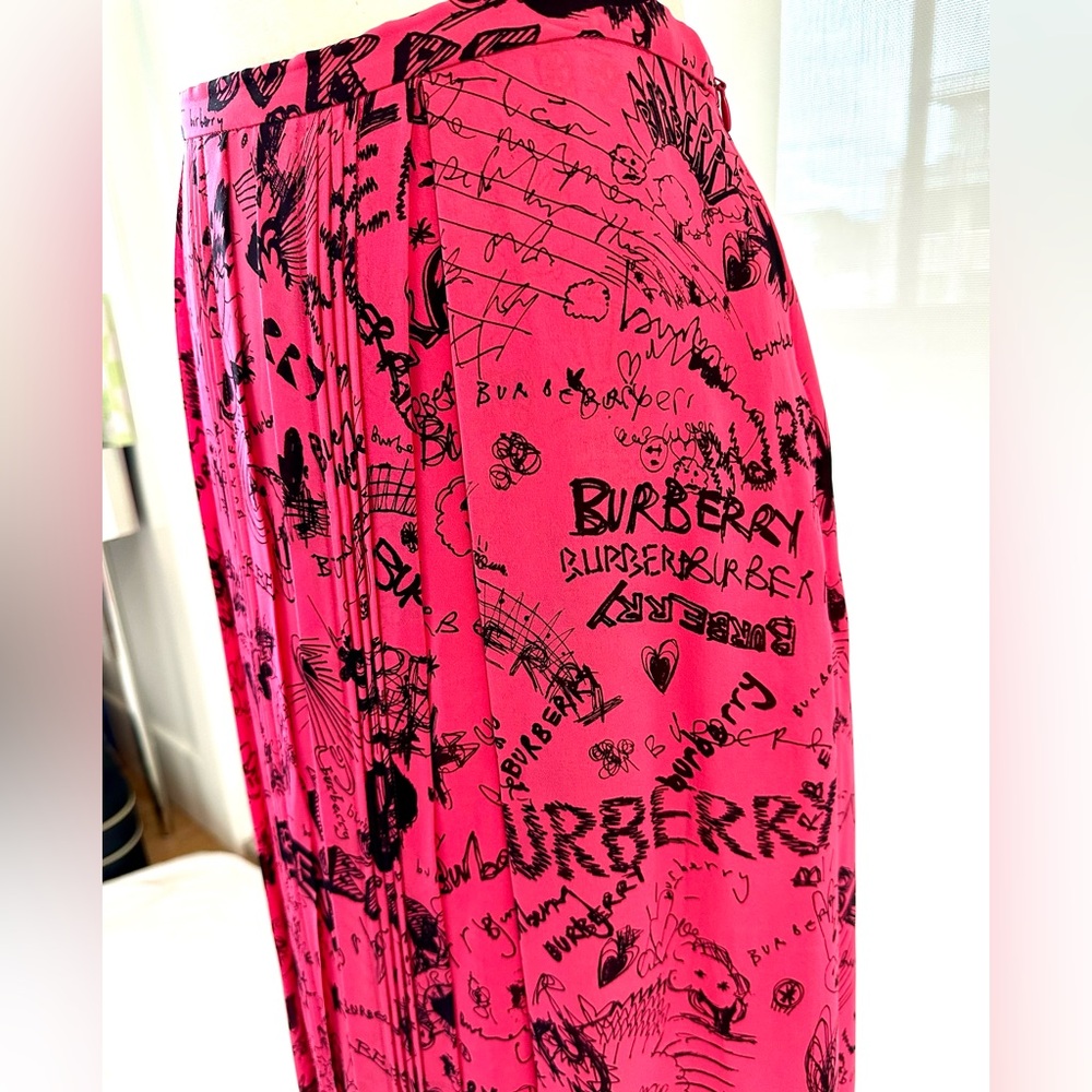 Authentic Burberry Vibrant Pink A-Line Skirt with Black Graphic Print - Picture 4 of 16